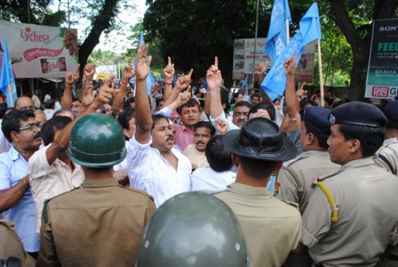 Govt employees blockade civil secretariat demanding proper pay scale